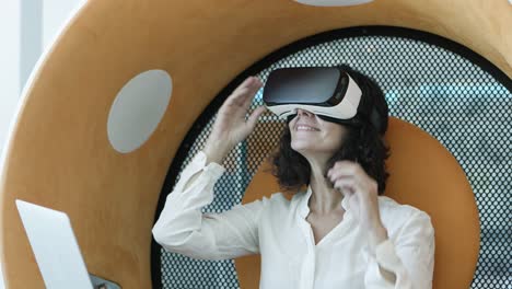 Fröhliche-Geschäftsfrau-Im-VR-Headset